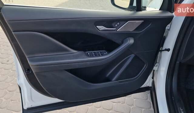 Белый Ягуар I-Pace, объемом двигателя 0 л и пробегом 80 тыс. км за 26190 $, фото 71 на Automoto.ua