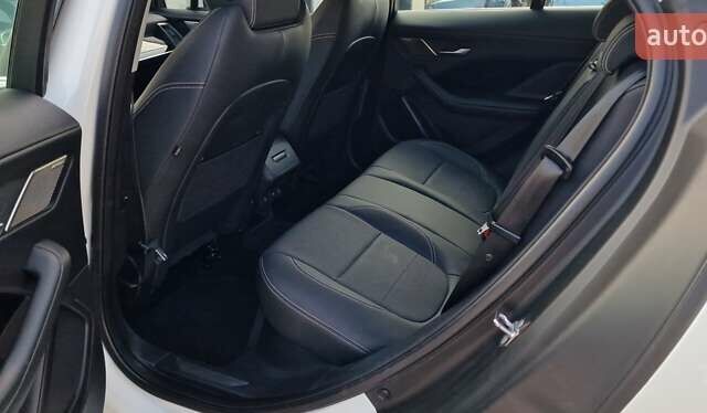 Белый Ягуар I-Pace, объемом двигателя 0 л и пробегом 80 тыс. км за 26190 $, фото 89 на Automoto.ua