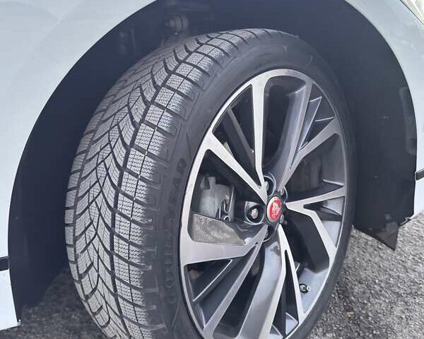 Белый Ягуар I-Pace, объемом двигателя 0 л и пробегом 40 тыс. км за 37900 $, фото 2 на Automoto.ua