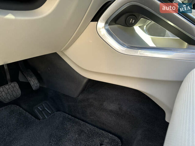 Черный Ягуар I-Pace, объемом двигателя 0 л и пробегом 175 тыс. км за 28900 $, фото 76 на Automoto.ua