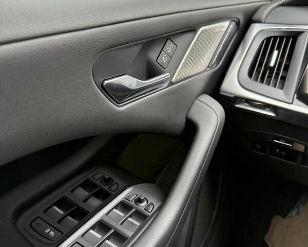 Черный Ягуар I-Pace, объемом двигателя 0 л и пробегом 88 тыс. км за 17900 $, фото 7 на Automoto.ua