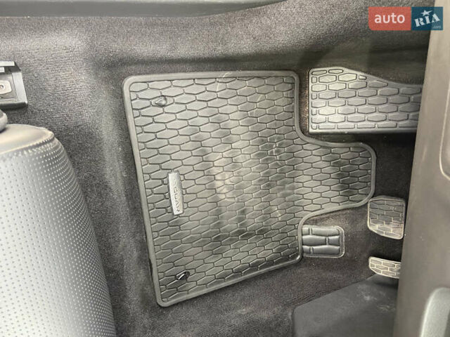 Чорний Ягуар I-Pace, об'ємом двигуна 0 л та пробігом 172 тис. км за 23500 $, фото 35 на Automoto.ua