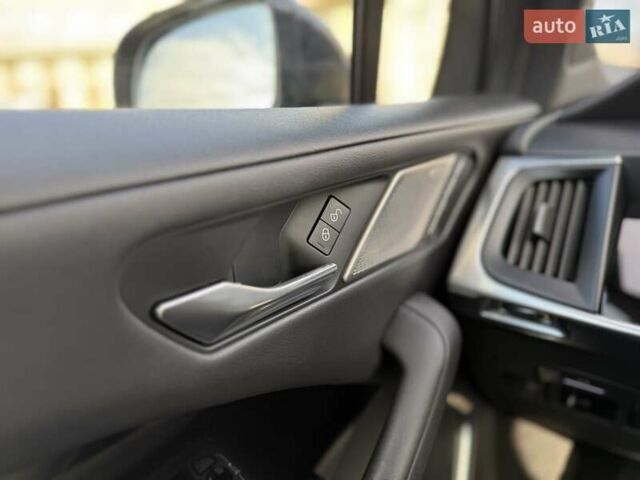 Черный Ягуар I-Pace, объемом двигателя 0 л и пробегом 155 тыс. км за 27000 $, фото 4 на Automoto.ua