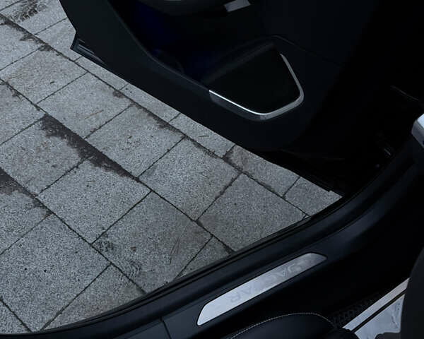 Черный Ягуар I-Pace, объемом двигателя 0 л и пробегом 69 тыс. км за 29900 $, фото 29 на Automoto.ua