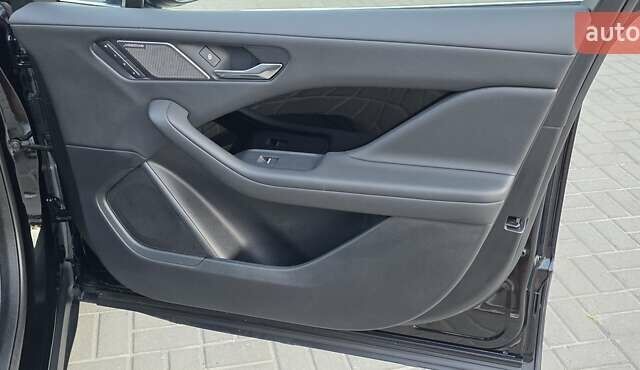 Черный Ягуар I-Pace, объемом двигателя 0 л и пробегом 94 тыс. км за 23500 $, фото 73 на Automoto.ua