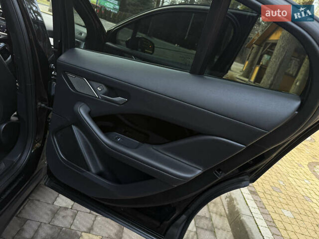 Черный Ягуар I-Pace, объемом двигателя 0 л и пробегом 90 тыс. км за 26999 $, фото 71 на Automoto.ua