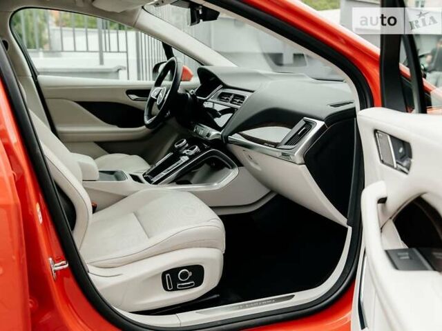 Красный Ягуар I-Pace, объемом двигателя 0 л и пробегом 60 тыс. км за 45500 $, фото 71 на Automoto.ua