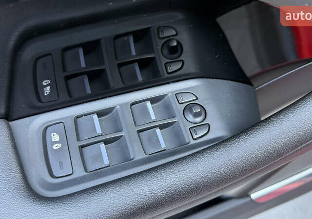 Красный Ягуар I-Pace, объемом двигателя 0 л и пробегом 101 тыс. км за 28900 $, фото 20 на Automoto.ua