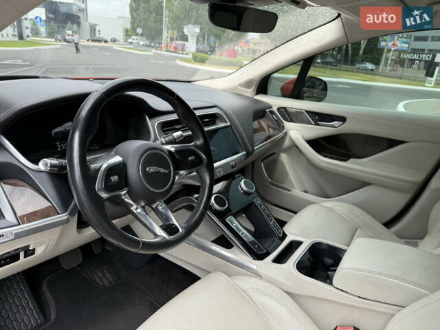 Красный Ягуар I-Pace, объемом двигателя 0 л и пробегом 45 тыс. км за 27770 $, фото 33 на Automoto.ua