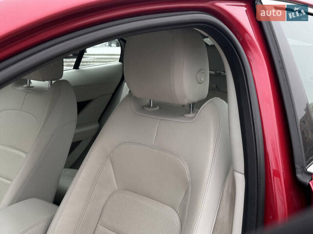 Красный Ягуар I-Pace, объемом двигателя 0 л и пробегом 100 тыс. км за 23900 $, фото 63 на Automoto.ua