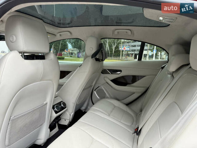 Красный Ягуар I-Pace, объемом двигателя 0 л и пробегом 45 тыс. км за 27770 $, фото 29 на Automoto.ua