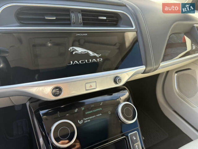 Красный Ягуар I-Pace, объемом двигателя 0 л и пробегом 45 тыс. км за 27770 $, фото 5 на Automoto.ua