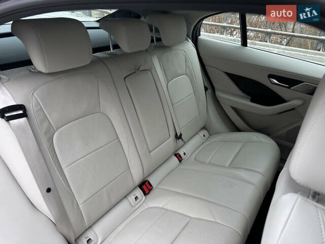 Красный Ягуар I-Pace, объемом двигателя 0 л и пробегом 100 тыс. км за 23900 $, фото 84 на Automoto.ua