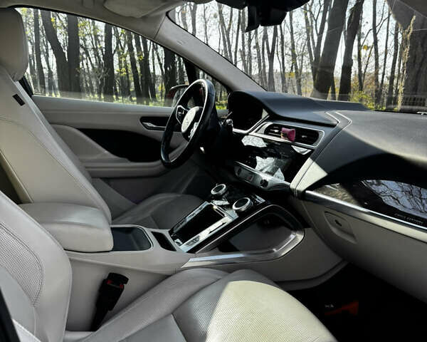 Красный Ягуар I-Pace, объемом двигателя 0 л и пробегом 125 тыс. км за 25500 $, фото 9 на Automoto.ua