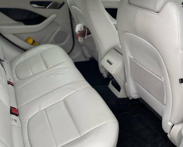 Красный Ягуар I-Pace, объемом двигателя 0 л и пробегом 107 тыс. км за 23500 $, фото 97 на Automoto.ua