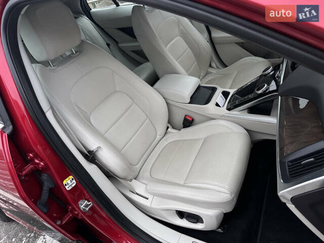 Красный Ягуар I-Pace, объемом двигателя 0 л и пробегом 100 тыс. км за 23900 $, фото 62 на Automoto.ua