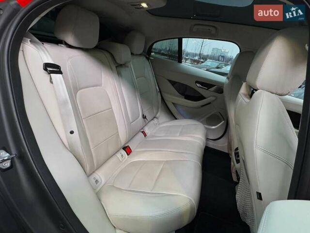 Красный Ягуар I-Pace, объемом двигателя 0 л и пробегом 106 тыс. км за 26490 $, фото 11 на Automoto.ua