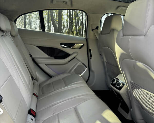 Красный Ягуар I-Pace, объемом двигателя 0 л и пробегом 125 тыс. км за 25500 $, фото 7 на Automoto.ua