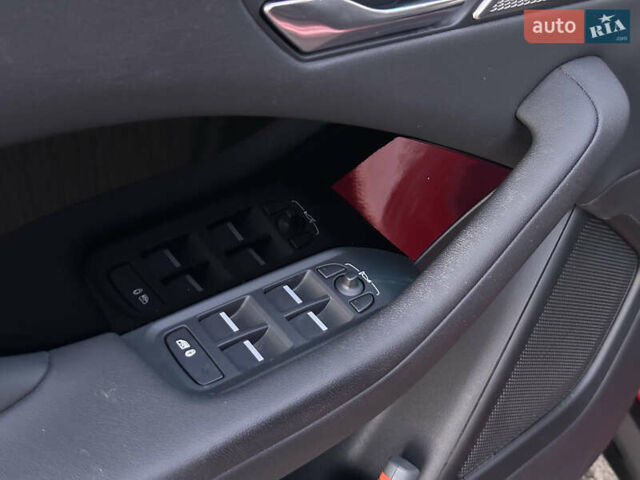 Красный Ягуар I-Pace, объемом двигателя 0 л и пробегом 163 тыс. км за 21999 $, фото 31 на Automoto.ua