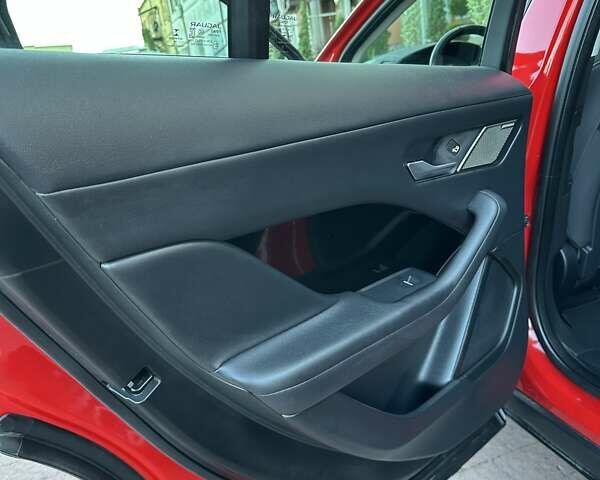 Красный Ягуар I-Pace, объемом двигателя 0 л и пробегом 55 тыс. км за 24999 $, фото 120 на Automoto.ua