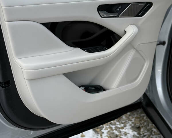 Серый Ягуар I-Pace, объемом двигателя 0 л и пробегом 169 тыс. км за 23499 $, фото 64 на Automoto.ua