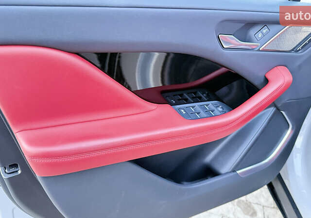 Серый Ягуар I-Pace, объемом двигателя 0 л и пробегом 134 тыс. км за 28000 $, фото 7 на Automoto.ua
