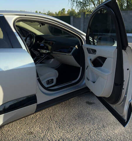 Серый Ягуар I-Pace, объемом двигателя 0 л и пробегом 55 тыс. км за 27600 $, фото 7 на Automoto.ua