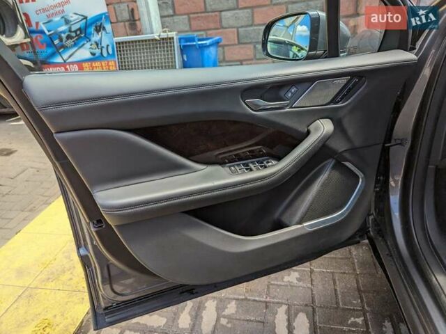 Серый Ягуар I-Pace, объемом двигателя 0 л и пробегом 72 тыс. км за 29499 $, фото 5 на Automoto.ua