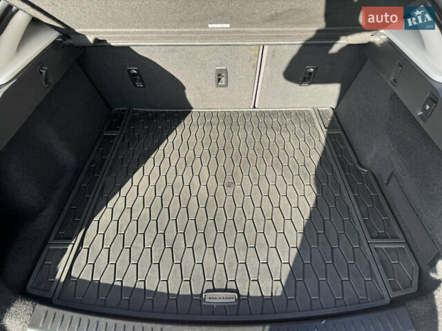 Серый Ягуар I-Pace, объемом двигателя 0 л и пробегом 86 тыс. км за 23599 $, фото 53 на Automoto.ua