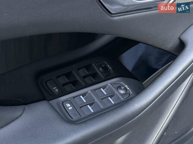 Синий Ягуар I-Pace, объемом двигателя 0 л и пробегом 117 тыс. км за 23500 $, фото 31 на Automoto.ua