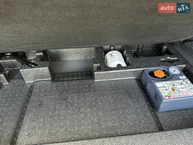 Синій Ягуар I-Pace, об'ємом двигуна 0 л та пробігом 118 тис. км за 24674 $, фото 52 на Automoto.ua