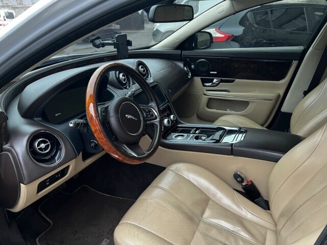 Белый Ягуар XJL, объемом двигателя 3 л и пробегом 100 тыс. км за 17147 $, фото 6 на Automoto.ua