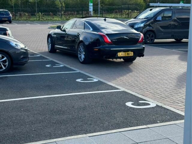 Черный Ягуар XJL, объемом двигателя 3 л и пробегом 2 тыс. км за 10500 $, фото 10 на Automoto.ua