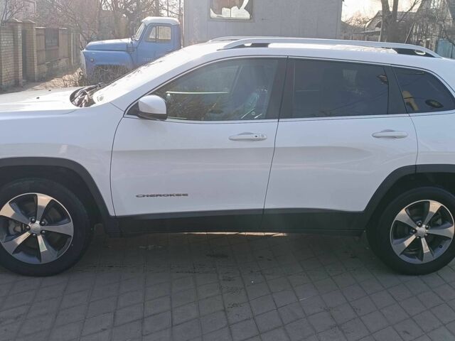 Белый Джип Чероки, объемом двигателя 2 л и пробегом 103 тыс. км за 26000 $, фото 1 на Automoto.ua