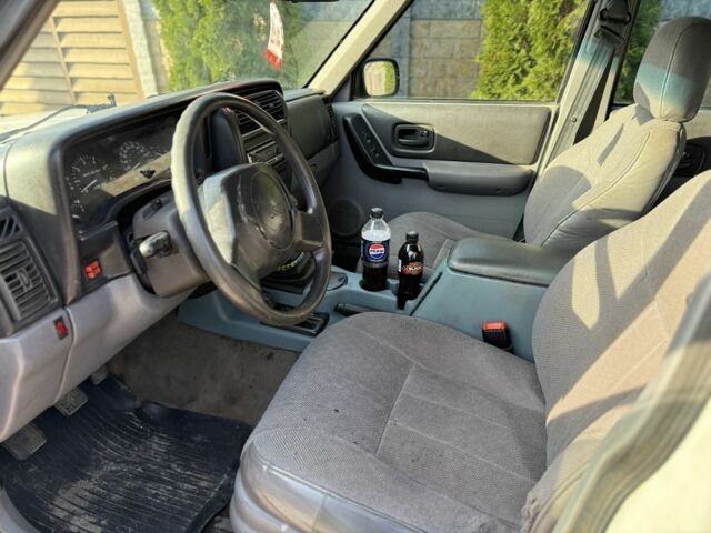 Білий Джип Cherokee, об'ємом двигуна 2.5 л та пробігом 343 тис. км за 2100 $, фото 6 на Automoto.ua