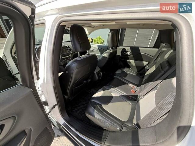 Білий Джип Cherokee, об'ємом двигуна 2.36 л та пробігом 185 тис. км за 12900 $, фото 15 на Automoto.ua
