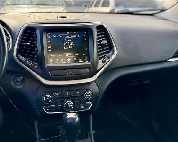Білий Джип Cherokee, об'ємом двигуна 2.36 л та пробігом 220 тис. км за 12000 $, фото 18 на Automoto.ua