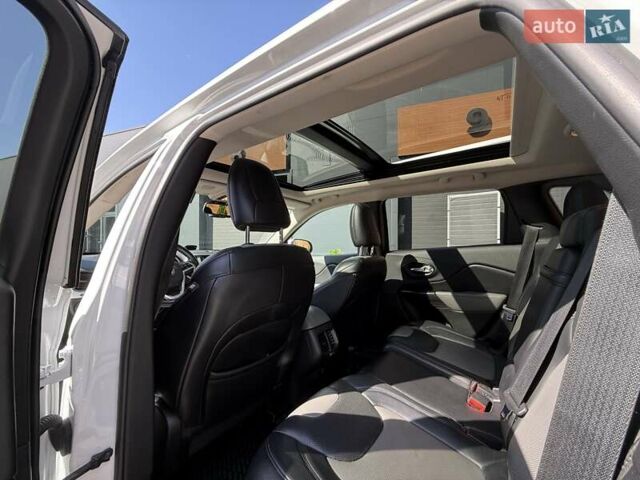 Білий Джип Cherokee, об'ємом двигуна 2.36 л та пробігом 185 тис. км за 12900 $, фото 16 на Automoto.ua
