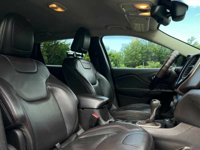 Білий Джип Cherokee, об'ємом двигуна 3.2 л та пробігом 273 тис. км за 11900 $, фото 8 на Automoto.ua