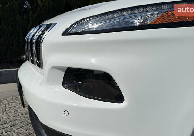 Джип Чероки 2014 в Днепре (Днепропетровске) на Automoto.ua Белый Джип Чероки, объемом двигателя 2.36 л и пробегом 359 тыс. км за 13300 $, фото 31 на Automoto.ua