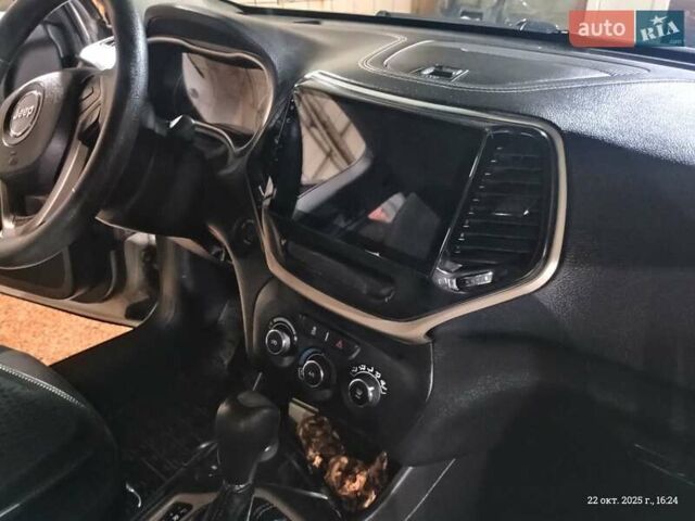 Джип Cherokee 2014 у Харкові на Automoto.ua Білий Джип Cherokee, об'ємом двигуна 2.36 л та пробігом 270 тис. км за 11000 $, фото 4 на Automoto.ua