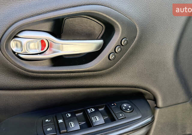 Джип Чероки 2014 в Днепре (Днепропетровске) на Automoto.ua Белый Джип Чероки, объемом двигателя 2.36 л и пробегом 359 тыс. км за 13300 $, фото 9 на Automoto.ua