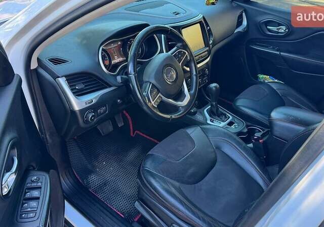 Белый Джип Чероки, объемом двигателя 2.36 л и пробегом 235 тыс. км за 13800 $, фото 8 на Automoto.ua