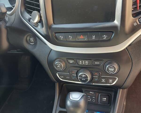 Білий Джип Cherokee, об'ємом двигуна 3.24 л та пробігом 167 тис. км за 12400 $, фото 18 на Automoto.ua