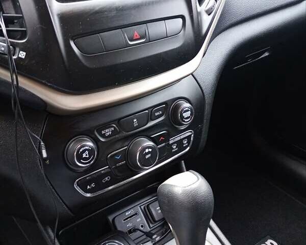 Белый Джип Чероки, объемом двигателя 2.36 л и пробегом 304 тыс. км за 11200 $, фото 5 на Automoto.ua