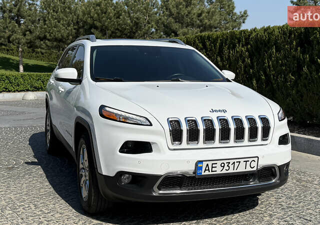 Джип Чероки 2014 в Днепре (Днепропетровске) на Automoto.ua Белый Джип Чероки, объемом двигателя 2.36 л и пробегом 359 тыс. км за 13300 $, фото 5 на Automoto.ua