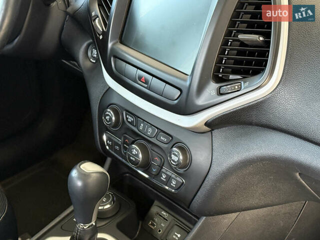 Білий Джип Cherokee, об'ємом двигуна 3.2 л та пробігом 135 тис. км за 12300 $, фото 28 на Automoto.ua