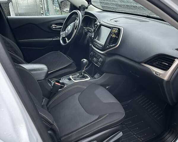 Білий Джип Cherokee, об'ємом двигуна 2.36 л та пробігом 190 тис. км за 10000 $, фото 1 на Automoto.ua