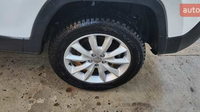 Джип Чероки 2014 в Прилуках на Automoto.ua Белый Джип Чероки, объемом двигателя 2.36 л и пробегом 98 тыс. км за 16000 $, фото 16 на Automoto.ua