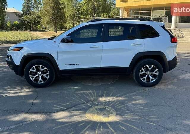 Белый Джип Чероки, объемом двигателя 2.36 л и пробегом 235 тыс. км за 13800 $, фото 3 на Automoto.ua